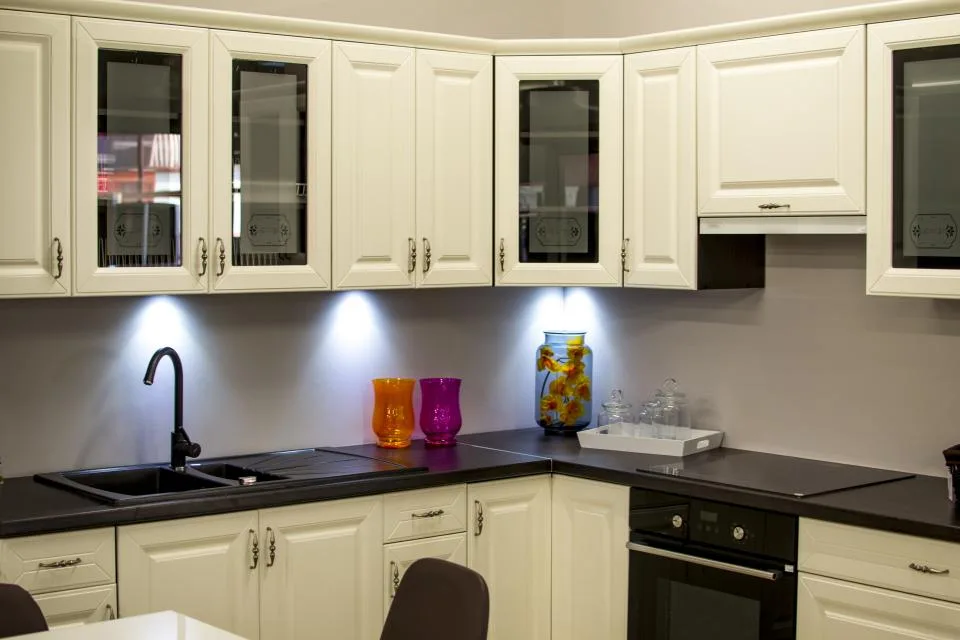 Cream cabinetry with a light grey splashback