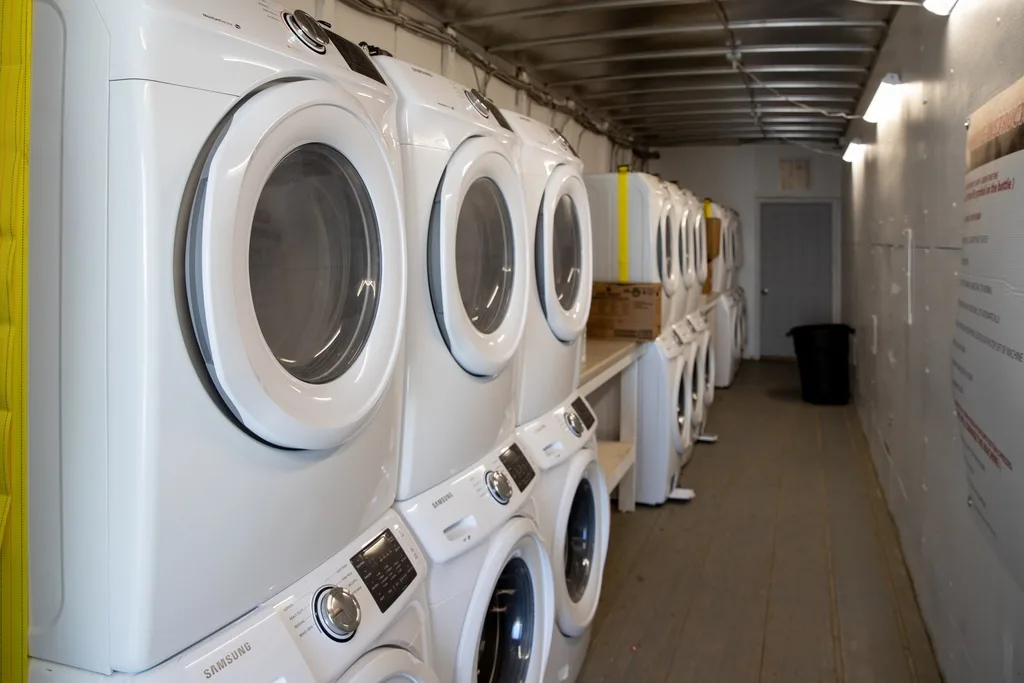 Laundry corridor with stacked machines